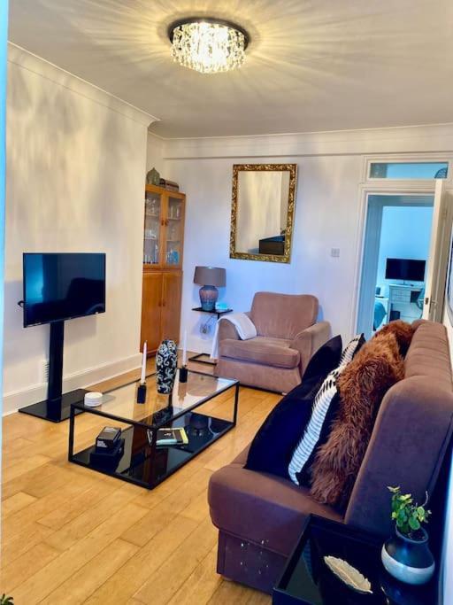 2 Bedroom Flat In Camberwell Green - Central Location With Excellent Connections To Tourist Attractions And Main London Airports 외부 사진