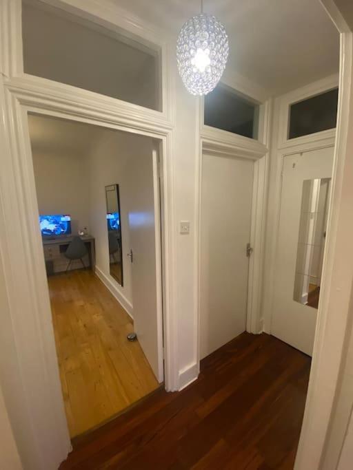 2 Bedroom Flat In Camberwell Green - Central Location With Excellent Connections To Tourist Attractions And Main London Airports 외부 사진