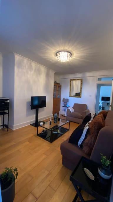 2 Bedroom Flat In Camberwell Green - Central Location With Excellent Connections To Tourist Attractions And Main London Airports 외부 사진